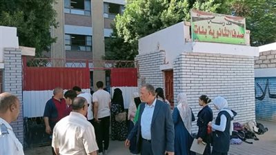 مدير تعليم أسيوط يتفقد محيط لجان امتحانات الثانوية بصدفا.. صور