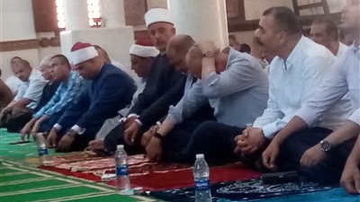 وزير الري يؤدي صلاة الجمعة بمسجد التوبة بقناطر إدفينا عقب جولة بمحطات العطف