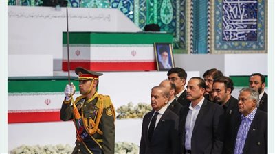 عاجل| رئيس وزراء باكستان يلقي التحية على نعش خامنئي