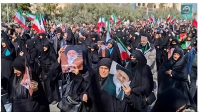 حشود غفيرة تودع خامنئي في قم باليوم الرابع من التشييع.. والموكب يتجه إلى العراق