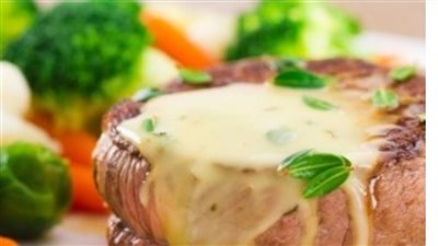 ستيك اللحم بصوص الزبدة والثوم على خطي المطاعم 
