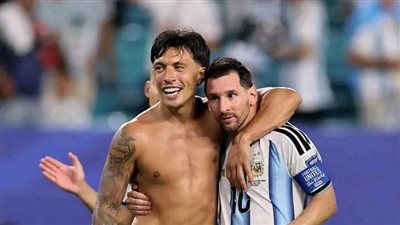 لاعب الأرجنتين يتغزل في ميسي.. ماذا قال؟