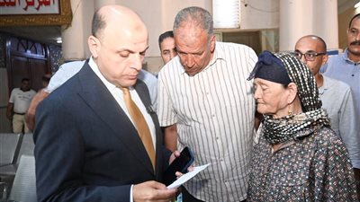 محافظ الغربية يجوب شوارع طنطا في جولة مفاجئة