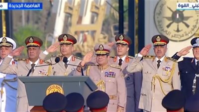 السيسي يوجه التحية العسكرية لأفراد وضباط القوات المسلحة بمقر القيادة الاستراتيجية
