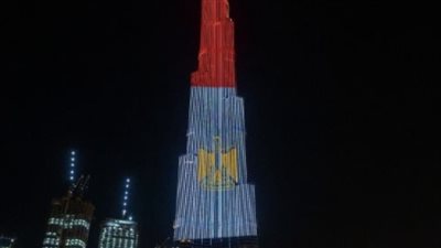 عاجل| احتفالًا بالفوز على أستراليا.. برج خليفة يتزين بعلم مصر
