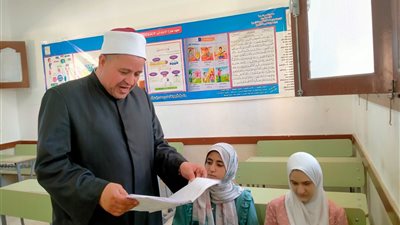 من قلب لجان طوخ.. رئيس القليوبية الأزهرية يتابع امتحان البلاغة 
