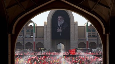  آلاف المشاركين يشيعون خامنئي في طهران بحضور قيادات الدولة.. صور