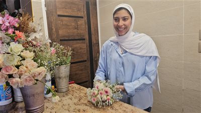 بين عبير الورود.. صابرين تواصل حكاية عائلتها مع تنسيق الزهور 