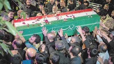 إيران تودع خامنئى «الأب» ومخاوف من سقوط قتلى فى جنازة المرشد الراحل