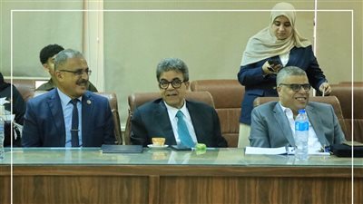نقيب البيطريين يشارك في مناقشة مشاريع تخرج بجامعة قناة السويس