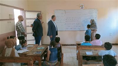 وكيل تعليم أسيوط يتفقد فعاليات البرنامج العلاجي الصيفي لطلاب الابتدائي والإعدادي