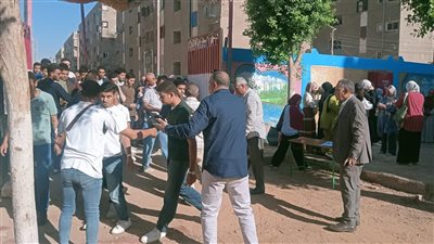 مدير تعليم أسيوط يتفقد إجراءات التفتيش بلجان امتحانات الثانوية العامة بديروط