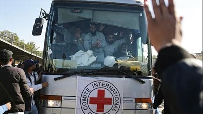 الصليب الأحمر يسهل نقل 17 معتقلا فلسطينيا مفرجا عنهم لمستشفى ناصر