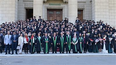 جامعة القاهرة تحتفي بتخريج الطلاب الوافدين بكلية طب الأسنان