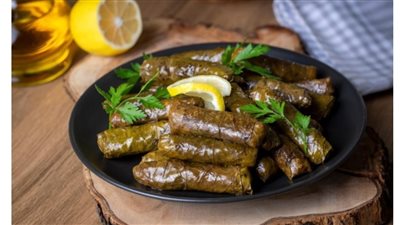 ورق العنب المحشي بالأرز ودبس الرمان.. وصفة شرقية تجمع بين النكهة الحامضة والمذاق الغني