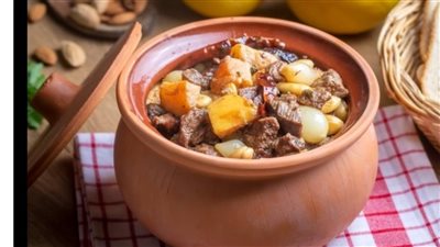كباب الحلة مع البطاطس والسلطة.. وجبة منزلية شهية 