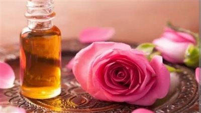فوائد استخدام زيت الورد.. كنز طبيعي للعناية بالبشرة والشعر والاسترخاء
