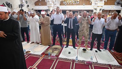 محافظ جنوب سيناء يستمع إلى مطالب ومقترحات المواطنين