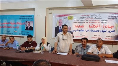 مدير تعليم أبوتشت يتابع خطة توفير الزي المدرسي للعام الدراسي الجديد