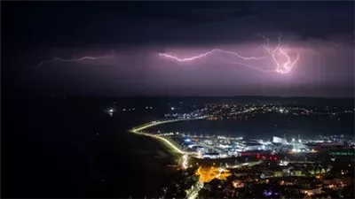 كيف تحمي أجهزتك الإلكترونية من صواعق البرق؟ خطوات بسيطة لتجنب التلف والحرائق