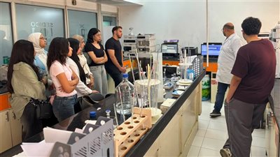 طلاب جامعة القاهرة الأهلية يطلعون على أحدث تقنيات تصنيع الدواء