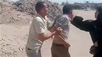 الأمن يفحص فيديو تقييد شخص وصفعه من سيدة