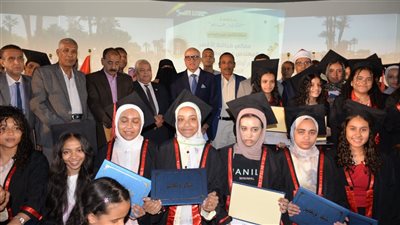 محافظ الأقصر يكرم أوائل الشهادتين الإعدادية العامة والأزهرية والطلاب الفائزين في مسابقة الرسم الدولية