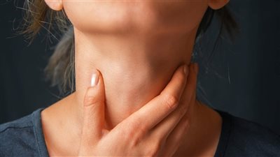 أبرزها تضخم الغدة الدرقية.. علامات نقص اليود في الجسم 