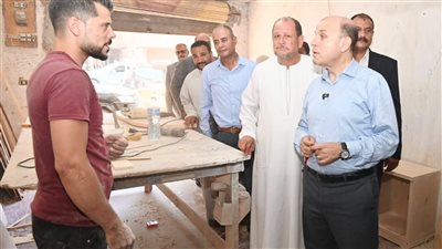 محافظ الغربية يتفقد ورش ومعارض صناعة الأثاث والأخشاب بقرية بلقينا