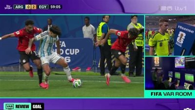 حكم سابق بالدوري الإنجليزي ينتقد قرارات الـVAR في مواجهة مصر والأرجنتين: أثر على نتيجة المباراة