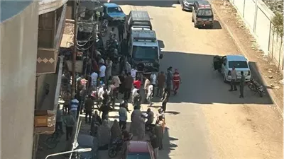 مصرع طفلة وإصابة شقيقتها صدمتهما سيارة نصف نقل ببنها 