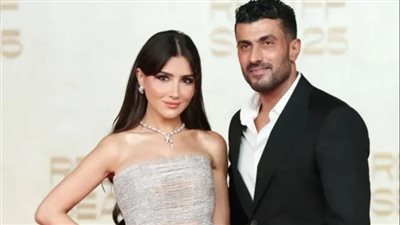 مى عمر تتألق بقميص منتخب مصر في العرض الخاص لفيلمها 