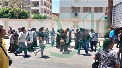  أولياء الأمور بالأقصر يترقبون خروج أبنائهم من امتحاني الفيزياء والتاريخ