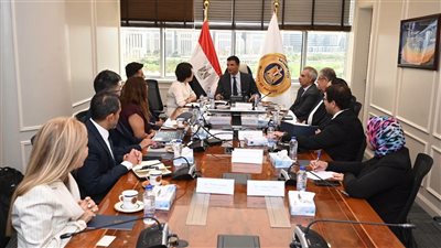 وزير الصناعة يبحث إقامة مجمع صناعي لتقديم حلول متكاملة لصناعة السيارات
