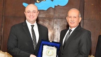 محافظ الفيوم يُكرّم سكرتير عام المحافظة لبلوغه السن القانونية للمعاش