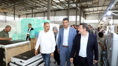 بالصور.. وزير الصناعة ومحافظ الشرقية يرسمان خارطة توطين الصناعة بالعاشر من رمضان 
