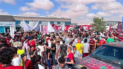 المصريون يصنعون مشهدًا استثنائيًا في استقبال منتخب مصر «فيديو»