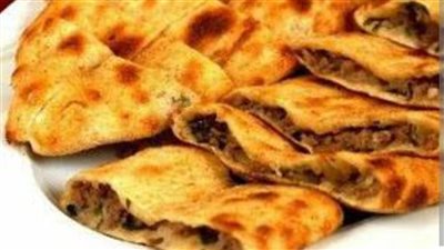 طرق تحضير الحواوشي بالجبنة والزيتون.. وصفة تجمع بين النكهة الشرقية والطعم الغني