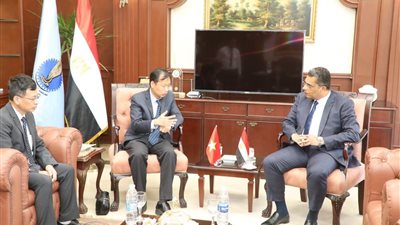 محافظ البحر الأحمر يبحث تعزيز آفاق التعاون مع سفير فيتنام 