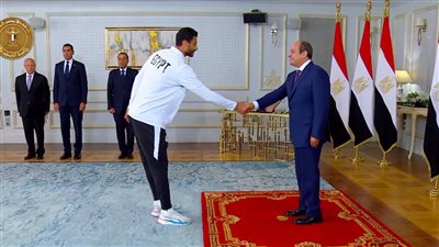 الرئيس السيسي يتناول الغداء مع لاعبي المنتخب وأعضاء الجهاز الفني والإداري