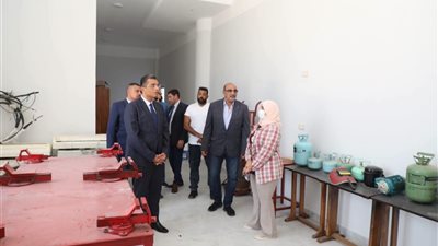 محافظ البحر الأحمر يتابع جاهزية الورش والأقسام الفنية الحديثة  بمدرسة 
