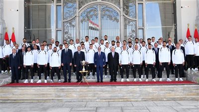 السيسي يمنح لاعبي المنتخب الوطني وأعضاء الجهازين الفني والإداري كأس الفخر والاعتزاز