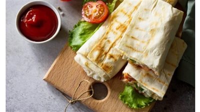 طرق تحضير ساندويش شاورما بخبز الشراك.. وجبة شرقية تجمع بين النكهة والخفة