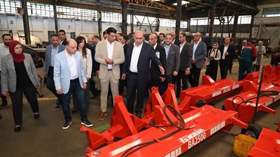 وزير الصناعة ومحافظ الغربية يتفقدان 3 مصانع متخصصة في الغزل والنسيج والملابس الجاهزة 