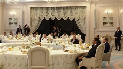 تفاصيل.. الرئيس السيسي يتناول الغداء مع لاعبي المنتخب وأعضاء الجهازين الفني والإداري (فيديو)
