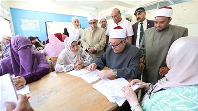 الشيخ أيمن عبدالغني يتفقد مركز تصحيح الشهادة الثانوية الأزهرية