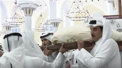 أمير قطر يحمل جثمان والده الأمير حمد بن خليفة خلال مراسم تشييعه بالدوحة