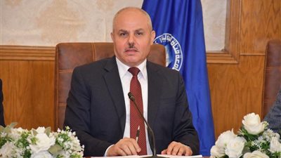 رئيس جامعة قناة السويس يهنئ خريجي كلية الصيدلة باعتماد النتيجة 