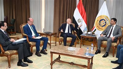 وزير الصناعة يبحث مع سفير اليونان لدى مصر فرص تعزيز الشراكة الصناعية بين البلدين