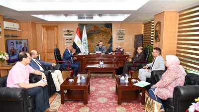 محافظ الفيوم يبحث مع وفد 